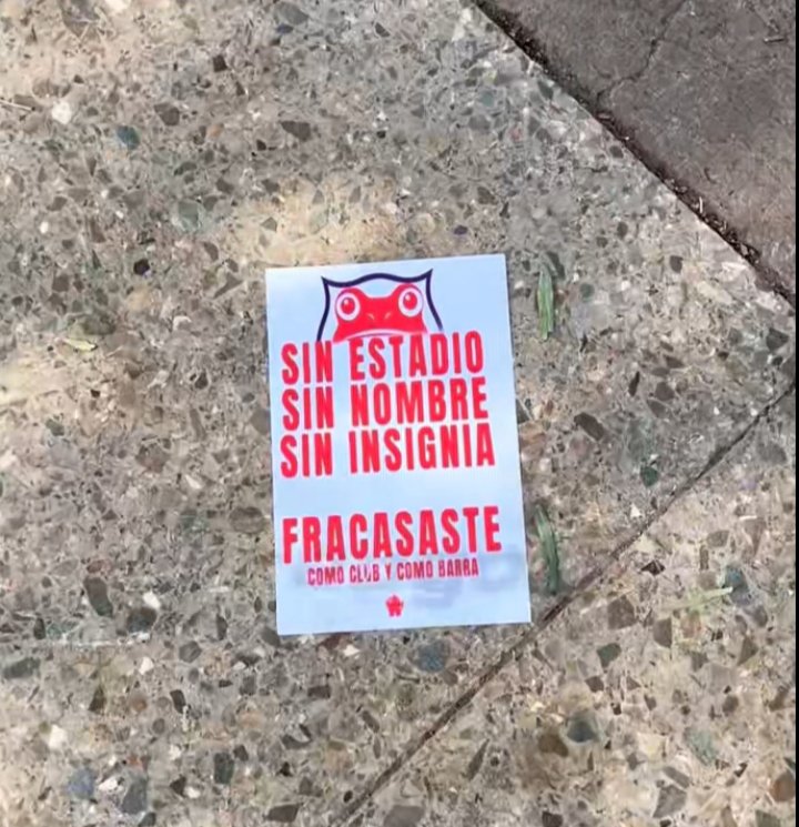 juuuliaaaaan's tweet photo. Los panfletos que aparecieron tirados en el exterior del Estadio Nacional. https://t.co/f5H0lths2u