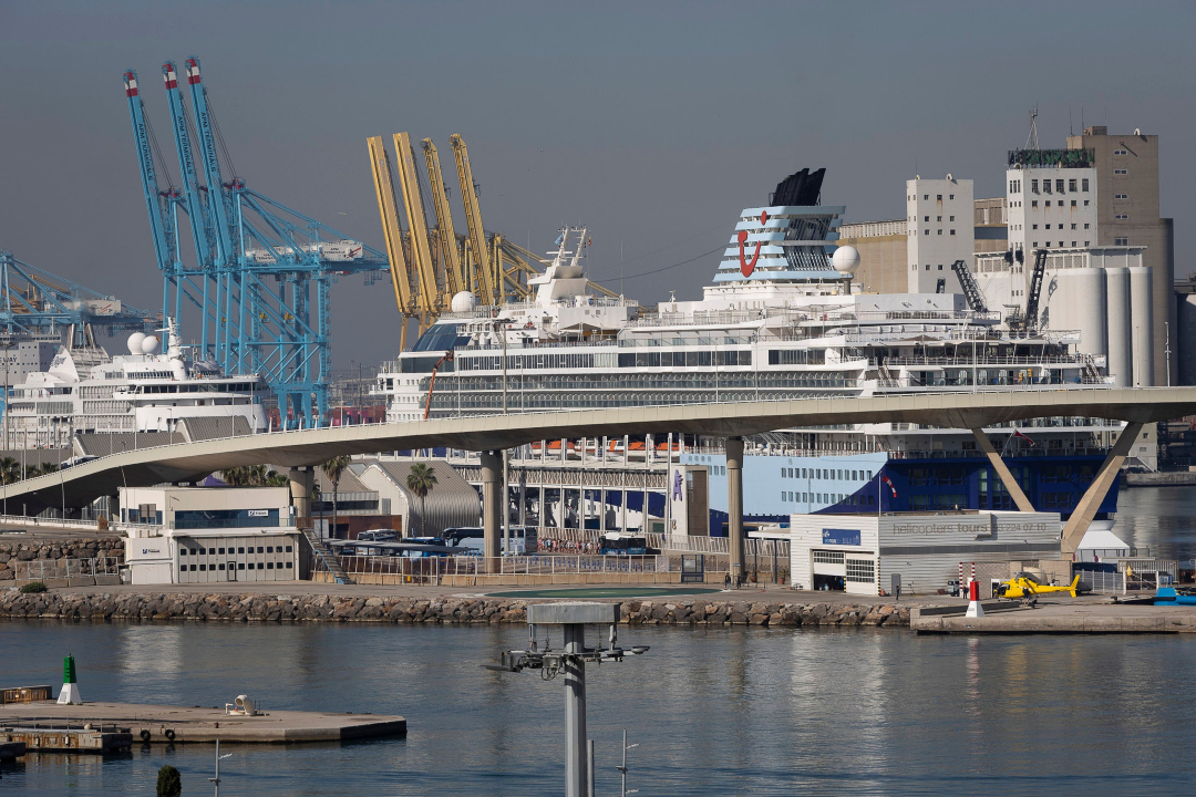 TotBcn's tweet photo. ⚠️ Denuncien grans embussos per accedir a les terminals de creuers del Port

https://t.co/CAf3RS2ghv https://t.co/HHGpdSM9g8