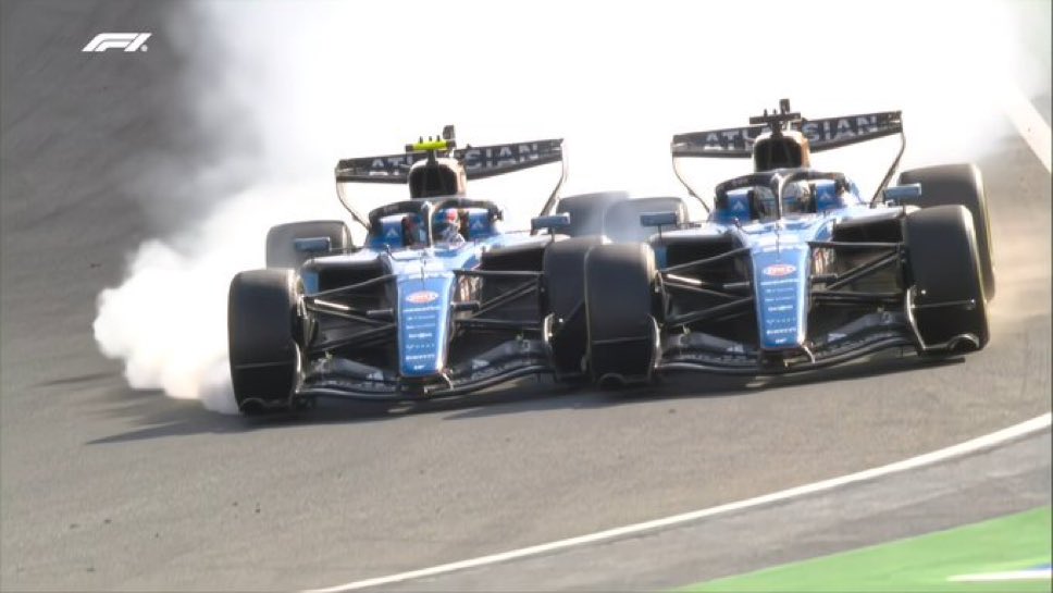 JD_Pilot77's tweet photo. Para eso renovaron a SAINZ. 30 millones para un piloto que ataca y daña la carrera de su compañero de esa forma, te veo mal WILLIAMS, vaya forma de desperdiciar el dinero con tanta gente con hambre en el mundo.

#F1 #DutchGP https://t.co/8iUVmipQLn