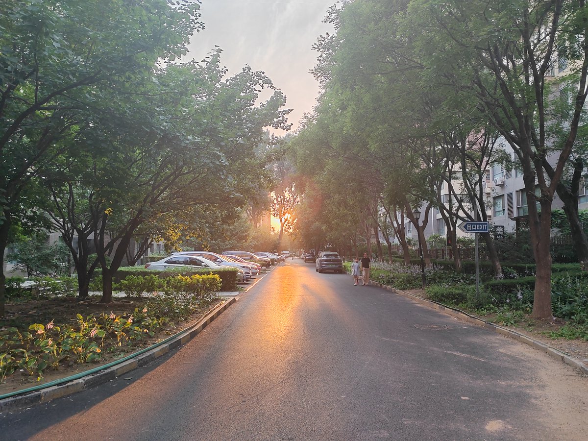 ejfsjfirnvvk's tweet photo. Rincón callejero con luz dorada atardecera, el momento que hace que cada foto cuente una historia. https://t.co/gOwswIZdZB