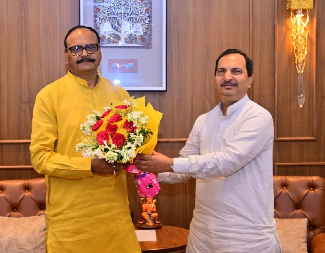 brajeshpathakup's tweet photo. आज आवास पर मा० अध्यक्ष, भाजपा, अंडमान एवं निकोबार श्री अनिल तिवारी जी से स्नेहिल भेंटकर कुशलक्षेम जाना एवं पूर्व प्रधानमंत्री, भारत रत्न श्रद्धेय स्व० अटल बिहारी वाजपेयी जी के आदर्श व्यक्तित्व एवं कृतित्व पर स्वलिखित पुस्तक "अतुलनीय अटलजी" भेंट की। https://t.co/FAFLdrAZuO