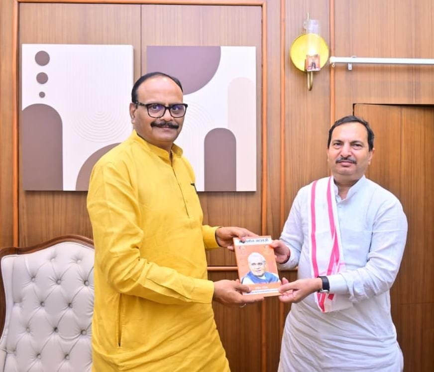 brajeshpathakup's tweet photo. आज आवास पर मा० अध्यक्ष, भाजपा, अंडमान एवं निकोबार श्री अनिल तिवारी जी से स्नेहिल भेंटकर कुशलक्षेम जाना एवं पूर्व प्रधानमंत्री, भारत रत्न श्रद्धेय स्व० अटल बिहारी वाजपेयी जी के आदर्श व्यक्तित्व एवं कृतित्व पर स्वलिखित पुस्तक "अतुलनीय अटलजी" भेंट की। https://t.co/FAFLdrAZuO