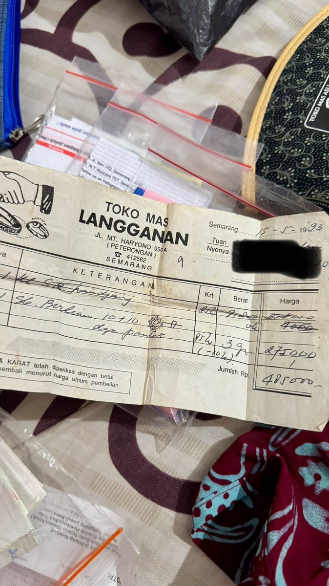 Asunazr's tweet photo. ada anting punya eyang uyutku, aku pikir ga ada suratnya, ternyata setelah ngebongkar kotak, ada suratnya. Belum jadi cek ke jual emas karena udah real emas 85% dan berlian 🥹, 85% berarti berapa karat si? Terus untuk toko ini apa masih ada di semarang? Kalau ada yang tau tolong info toko emasnya pindah kemana? Aku cari di google udah tutup permanen 😭 dari 1993, tuaan emasnya daripada aku 😭