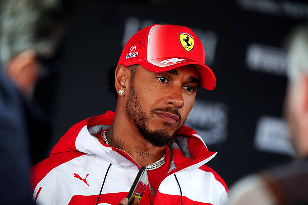 FerrariF1BR's tweet photo. 🚨 Alerta de resenha:

"É difícil quando você olha para frente e vê os dois pilotos da Mercedes: eles recebem a ordem, tudo está resolvido e eles executam imediatamente. Aqui não é a mesma coisa e isso torna tudo um pouco difícil", desabafou Lewis Hamilton no pós-corrida. https://t.co/9niYpeYTmN