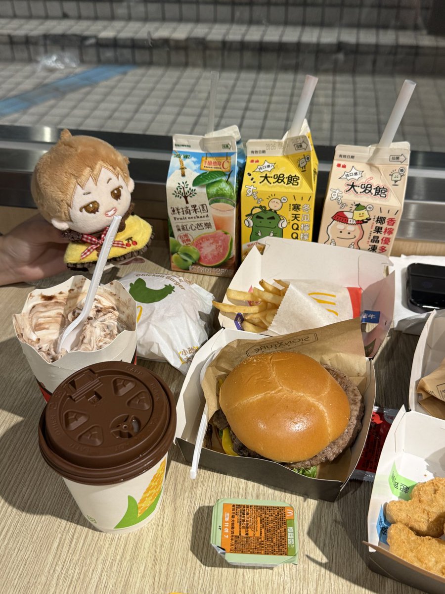 Bivanasd's tweet photo. 昨日の週末は友達と一緒に台湾のドリンクを飲んでみましたが、味はなかなか良かったです。 https://t.co/bO6tILg8Vb
