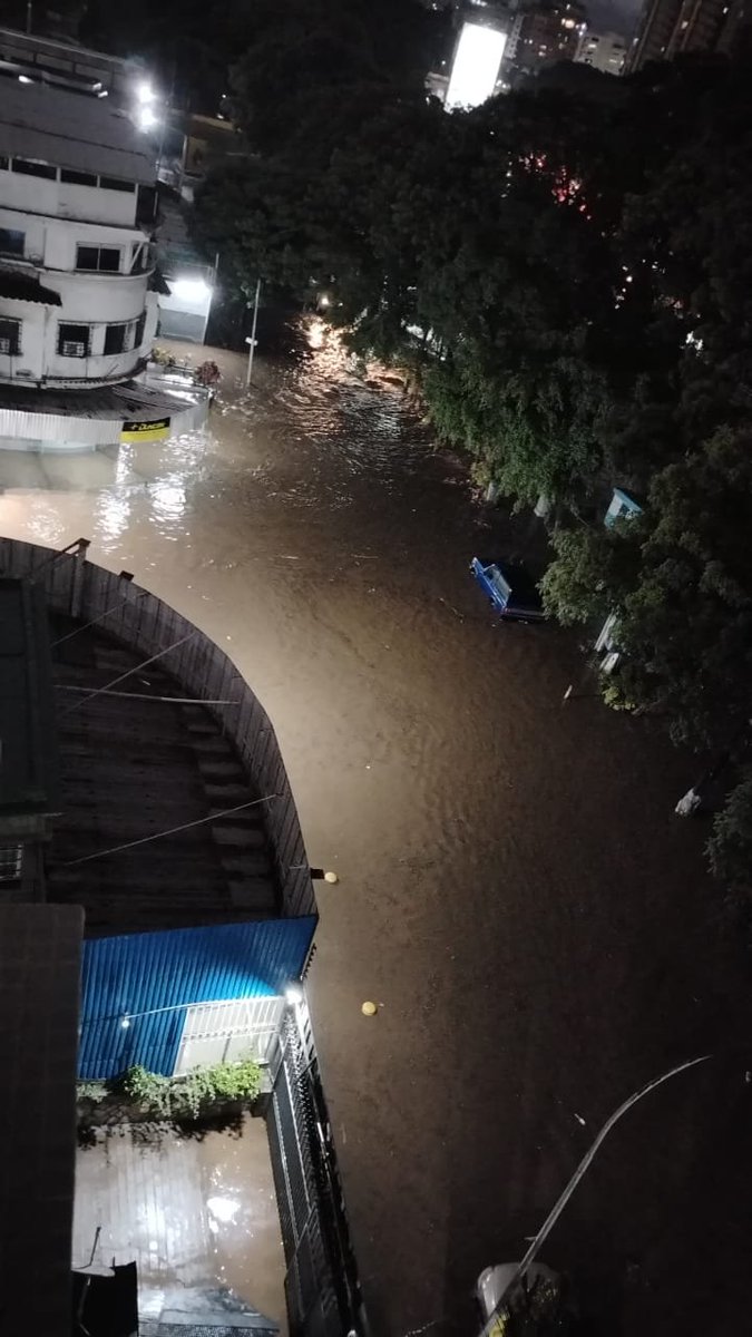 CarlosJRojas13's tweet photo. Impactantes los estragos de las #lluvias en la parroquia #SanPedro #Ccs con muchas calles inundadas especialmente en #LosChaguaramos y cerca de @aproavzla, los drenajes totalmente tapados desde hace años mientras @gestionperfecta y @Nahumfernandezm brillan por su asuencia. En 2015 desde  @Frente_NorteCcs junto a vecinos protestamos la ampliacion de la autopista Valle-Coche al ejecutar un ecocidio cortando incluso el cauce del Río El Valle y allí están las desastrosas consecuencias ¡Esas gestiones de @MPPOP_OFICIAL y @MinecOficial deben ser investigadas!