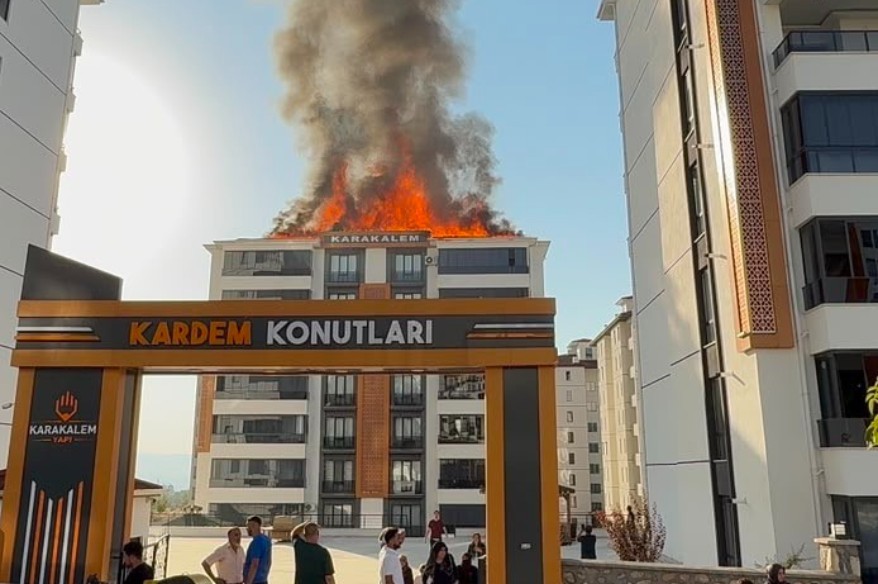 ihacomtr's tweet photo. Elazığ’da korkutan çatı yangını
https://t.co/IyJIrihHf2 https://t.co/zDyWF2KOtX