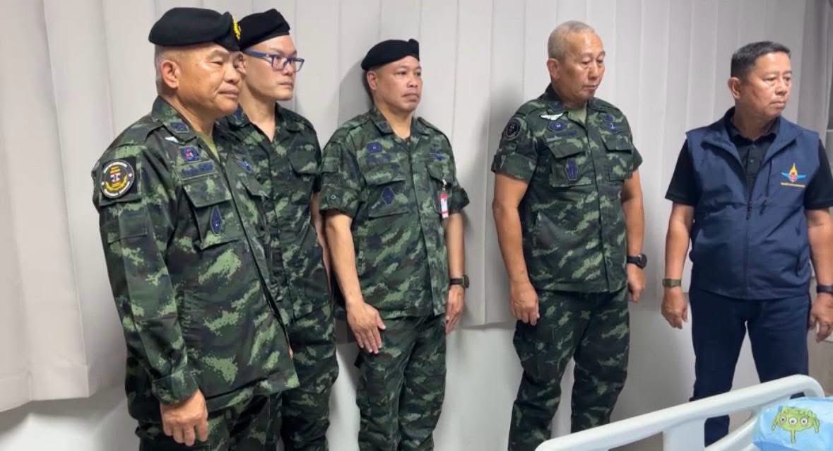 armypr_news's tweet photo. นายกรัฐมนตรี–ผบ.ทบ. เยี่ยม จ.ส.อ.ชาญณรงค์ฯ ทหารผู้บาดเจ็บจากทุ่นระเบิดช่องอานม้า ย้ำดูแลกำลังพลและครอบครัวอย่างเต็มที่

เมื่อวันที่ 23 สิงหาคม 2569 เวลา 18.00 น. นายอนุทิน ชาญวีรกูล นายกรัฐมนตรีและรัฐมนตรีว่าการกระทรวงมหาดไทย พร้อมด้วย พลโท อดุลย์ บุญธรรมเจริญ รัฐมนตรีว่าการกระทรวงกลาโหม พลเอก พนา แคล้วปลอดทุกข์ ผู้บัญชาการทหารบก พลเอก ชัยพฤกษ์ ด้วงประพัฒน์ เสนาธิการทหารบก และคณะ เดินทางไปยังโรงพยาบาลค่ายสรรพสิทธิประสงค์ จังหวัดอุบลราชธานี เพื่อเยี่ยมและให้กำลังใจ จ่าสิบเอก ชาญณรงค์ วงศ์ชนะ หรือ “จ่าโจ้” สังกัดกองพันทหารราบที่ 2 กรมทหารราบที่ 2 รักษาพระองค์ ซึ่งได้รับบาดเจ็บบริเวณขาขวาจากเหตุเหยียบทุ่นระเบิด ขณะปฏิบัติภารกิจเคลียร์พื้นที่บริเวณใกล้ช่องอานม้า จังหวัดอุบลราชธานี

ในโอกาสนี้ นายกรัฐมนตรี และผู้บัญชาการทหารบกได้สอบถามอาการและความเป็นอยู่ด้วยความห่วงใย พร้อมมอบเงินช่วยเหลือและกระเช้าสิ่งของ เพื่อเป็นขวัญและกำลังใจแก่ จ.ส.อ.ชาญณรงค์ และครอบครัว ตลอดจนแสดงความห่วงใยต่อกำลังพลที่ได้รับบาดเจ็บจากการปฏิบัติหน้าที่เพื่อปกป้องผืนแผ่นดิน ดูแลความปลอดภัย และรักษาความมั่นคงของประชาชน

ขณะเดียวกัน ผู้บังคับกองพันทหารราบที่ 2 กรมทหารราบที่ 2 รักษาพระองค์ เป็นผู้แทนผู้บังคับการกรมทหารราบที่ 2 รักษาพระองค์ มอบเงินช่วยเหลือแก่ จ.ส.อ.ชาญณรงค์ เพื่อเป็นขวัญและกำลังใจ พร้อมมอบกระเช้าสิ่งของแก่ ผู้อำนวยการโรงพยาบาลค่ายสรรพสิทธิประสงค์ เพื่อแสดงความขอบคุณที่ได้ให้การดูแลรักษากำลังพลเป็นอย่างดีตลอดระยะเวลาที่เข้ารับการรักษา

กองทัพบก ส่งกำลังใจให้ “จ่าโจ้” จ.ส.อ.ชาญณรงค์ วงศ์ชนะ มีสุขภาพแข็งแรง ฟื้นฟูร่างกายได้อย่างต่อเนื่อง และกลับมาปฏิบัติหน้าที่เคียงข้างพี่น้องกำลังพลอีกครั้งในเร็ววัน พร้อมดูแลกำลังพลผู้ปฏิบัติหน้าที่และครอบครัวอย่างเต็มกำลัง เพราะทุกชีวิตของกำลังพลคือบุคลากรที่ทรงคุณค่าของกองทัพบก

................................... ศูนย์ประชาสัมพันธ์กองทัพบก โดยทีมโฆษกกองทัพบก, 23 สิงหาคม 2569
#RTA #กองทัพบก

Cr: กองพันทหารราบที่ 2 กรมทหารราบที่ 2 รักษาพระองค์