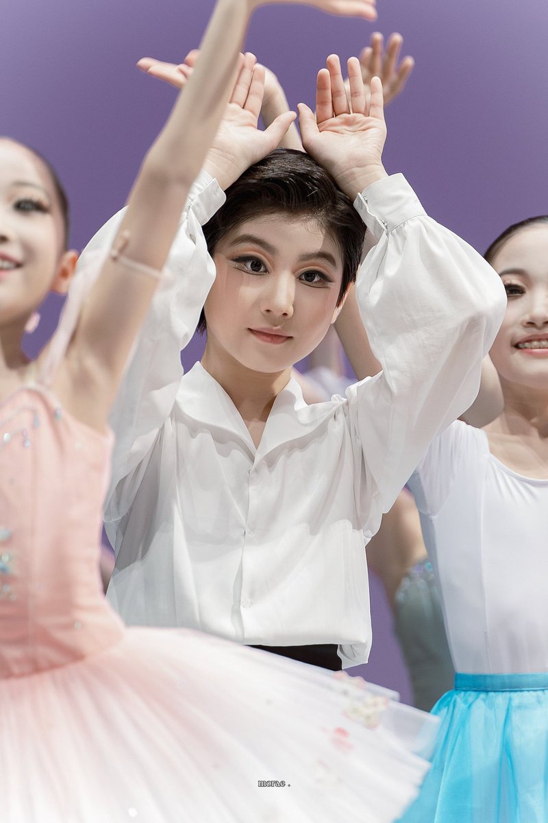 Anick_DM12's tweet photo. 하ㅏㅏㅏㅏㅏㅏㅏㅏㅏㅏㅏ 그냥 너무너무 사랑스러븜
막 내려가는 순간에 당연하다는듯이 토끼귀를 했다는 게..
울면서도 토끼귀 해주던 어린이.. 발레무대에서도 토끼귀 해주는 어린이.. 너 발레토끼의 계보를 이어가는 거 축하해 https://t.co/DCAkLeaOeT