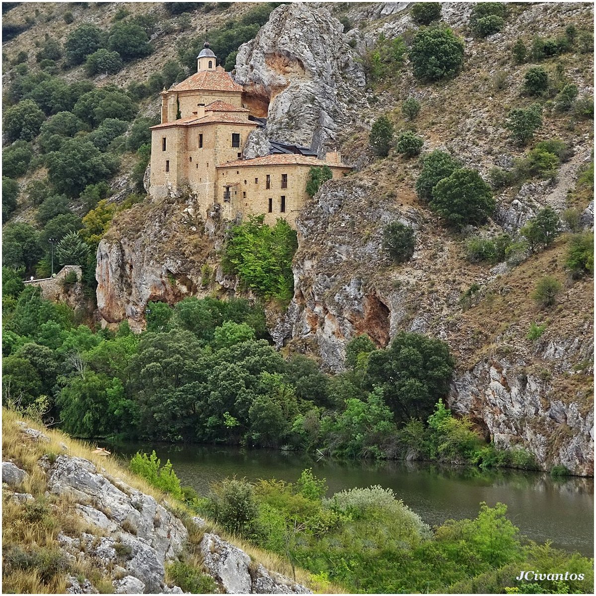 FJCivantos's tweet photo. Encaramada a la roca de la sierra de Santa Ana junto al Duero en Soria, la ermita de su patrón San Saturio...
#cylesvida #Soria #duero #sansaturio #ermita https://t.co/nMe6iWu0Yh