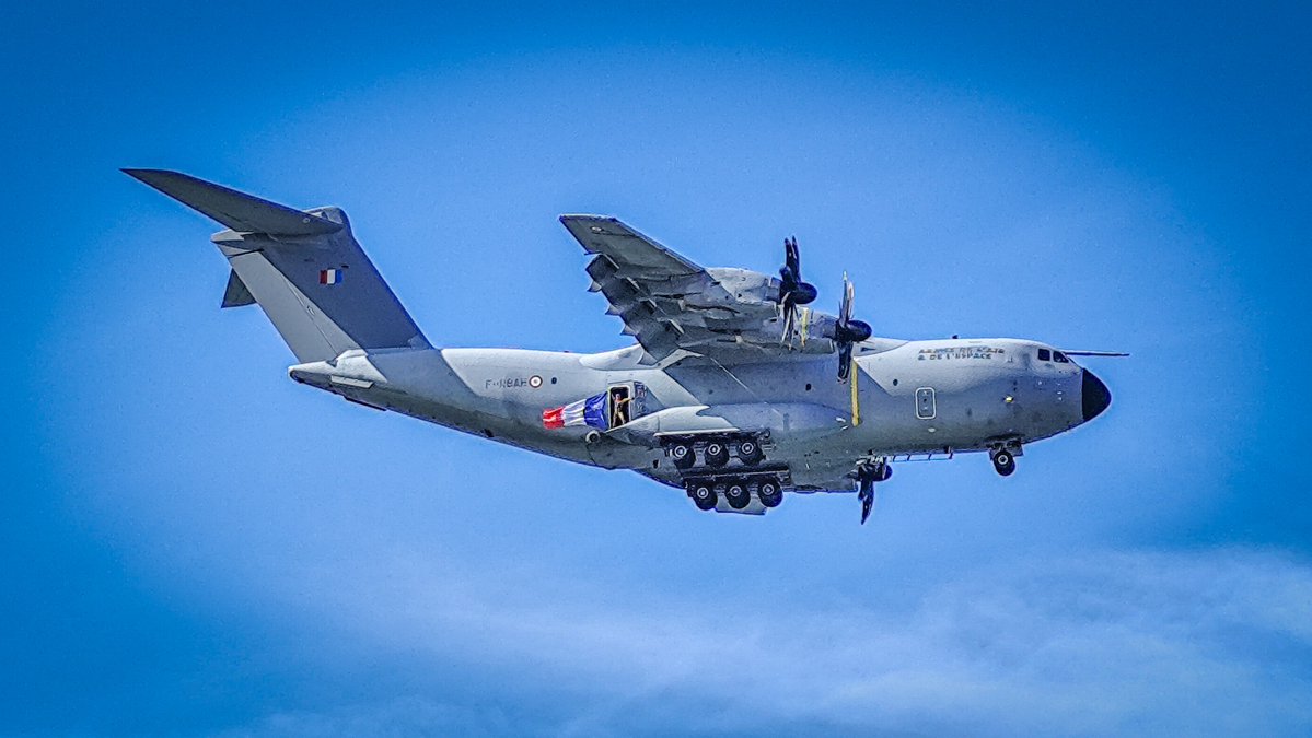 Prefet14's tweet photo. ✈️ French Flyair | Un spectacle aérien exceptionnel dans le ciel de Cabourg

Le French Flyair, rendez-vous incontournable de la voltige et des démonstrations aériennes, réunissant l’élite de l’aviation civile et militaire, a fait vibrer une nouvelle fois le ciel de Cabourg aujourd’hui devant près de 50 000 spectateurs.

De la Patrouille de France à l’A400M, en passant par les démonstrations de voltige et d’hélitreuillage, les spectateurs ont pu admirer des générations d’aéronefs et des disciplines variées, témoignant de toute la richesse et de la diversité de l’aéronautique.

🛡️ Derrière ce spectacle, une importante mobilisation pour assurer la sécurité de tous.

À terre comme en mer, les services de l’État et l’ensemble des acteurs de la sécurité et des secours ont été pleinement mobilisés pour coordonner le dispositif, sécuriser le site, gérer les flux et veiller à la sécurité de tous.

🤝 Une mobilisation collective et complémentaire, indispensable à la réussite de ce grand rendez-vous.

Merci à l’ensemble des forces de sécurité et de secours, aux bénévoles et aux organisateurs, pleinement mobilisés pour permettre à chacun de profiter de ce magnifique spectacle dans les meilleures conditions de sécurité.