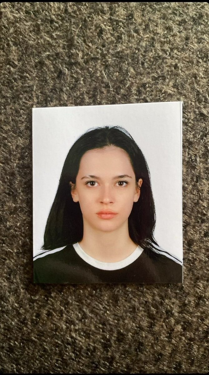 Sejin1z's tweet photo. Helin elveren benim lise zorbam ilk başlarda söylemedim dedim oyuncu olmuş yoluna devam etsin dedim ama bu yaptıklarından sonra fazlaca övülüp ünlenmesi hoşuma gitmiyor kekonun tekiydi 18den sonra direk içkiye başladı zaten lisedede gizlice sigara içiyordu https://t.co/MDMGy6aLGp