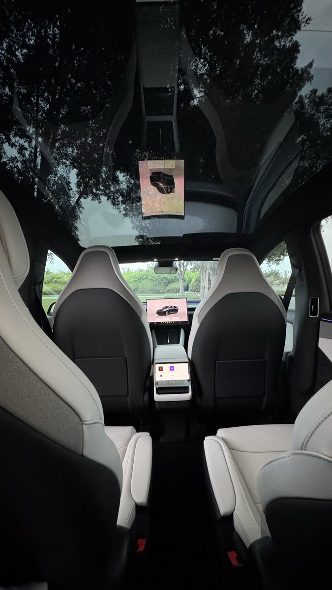 EVSaeed's tweet photo. تسلا Model Y صارت أخيراً سيارة عائلية حقيقية! ⚡️

وصلت Model Y L Premium إلى الإمارات بنسخة أكبر تتسع لـ6 ركاب بتوزيع 2+2+2، مع كرسيين منفصلين ومريحين في الصف الثاني، وصف ثالث مخصص للاستخدام اليومي مب مجرد مقاعد للطوارئ.

السيارة أطول من Model Y العادية بـ179 مم، وقاعدة العجلات زادت 150 مم، مع سقف أعلى ومساحة أفضل للرأس والدخول إلى الصف الثالث.

أهم المواصفات:

• مدى يصل إلى 681 كم WLTP
• دفع كلي بمحركين
• من 0 إلى 100 كم/س خلال 5 ثوانٍ
• تضيف حتى 288 كم خلال 15 دقيقة على الشاحن المناسب
• شاشة أمامية 16 إنش وشاشة خلفية 8 إنش
• كراسي الصف الثاني كهربائية مع تبريد وتسخين
• تكييف ومنافذ شحن للصف الثالث
• نظام صوتي من 19 سماعة
• مساحة تخزين تصل إلى 2,539 لتراً عند طي المقاعد

السعر في الإمارات يبدأ من 224,990 درهماً، والتسليم متوقع بداية من نوفمبر 2026.

للي يبغي يعرف تفاصيل أكثر ويشوف التغطية الكاملة للسيارة، يتابعني على سناب شات: EVSaeed 👻