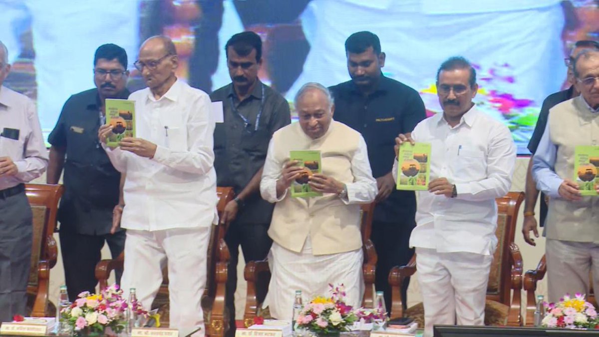 PawarSpeaks's tweet photo. महाराष्ट्र नॉलेज कॉर्पोरेशन लिमिटेड (MKCL) च्या रौप्य महोत्सवी कार्यक्रमात ‘संगणकसाक्षरतेकडून सार्थकतेकडे’ आणि ‘जीवघेण्या शेतीकडून समृद्ध शेतीकडे’ या दोन महत्त्वपूर्ण पुस्तकांचे प्रकाशन करण्यात आले.

‘संगणकसाक्षरतेकडून सार्थकतेकडे’ या पुस्तकातून गेल्या २५ वर्षांत MKCL सोबत जोडलेल्या हजारो अधिकृत शिक्षण केंद्रांच्या चालकांचा संघर्ष, अनुभव आणि यशस्वी वाटचाल अधोरेखित होते. तर डॉ. सतीश करंडे लिखित ‘जीवघेण्या शेतीकडून समृद्ध शेतीकडे’ हे पुस्तक सोलापूरमधील ‘एकात्मिक स्वावलंबी संजीवक शेती’ प्रकल्पातील तरुण शेतकऱ्यांच्या पाच वर्षांच्या प्रयोगांची, अनुभवांची आणि परिवर्तनाची कथा मांडते.

ज्ञान, तंत्रज्ञान आणि शेतीतील नवे प्रयोग यांच्या माध्यमातून ग्रामीण महाराष्ट्राला अधिक सक्षम व समृद्ध करण्याचा मार्ग या दोन्ही पुस्तकांतून दिसतो. या पुस्तकांच्या लेखकांचे, MKCLच्या सर्व सहकाऱ्यांचे आणि या प्रवासात योगदान देणाऱ्या सर्वांचे मनःपूर्वक अभिनंदन व पुढील वाटचालीसाठी शुभेच्छा!