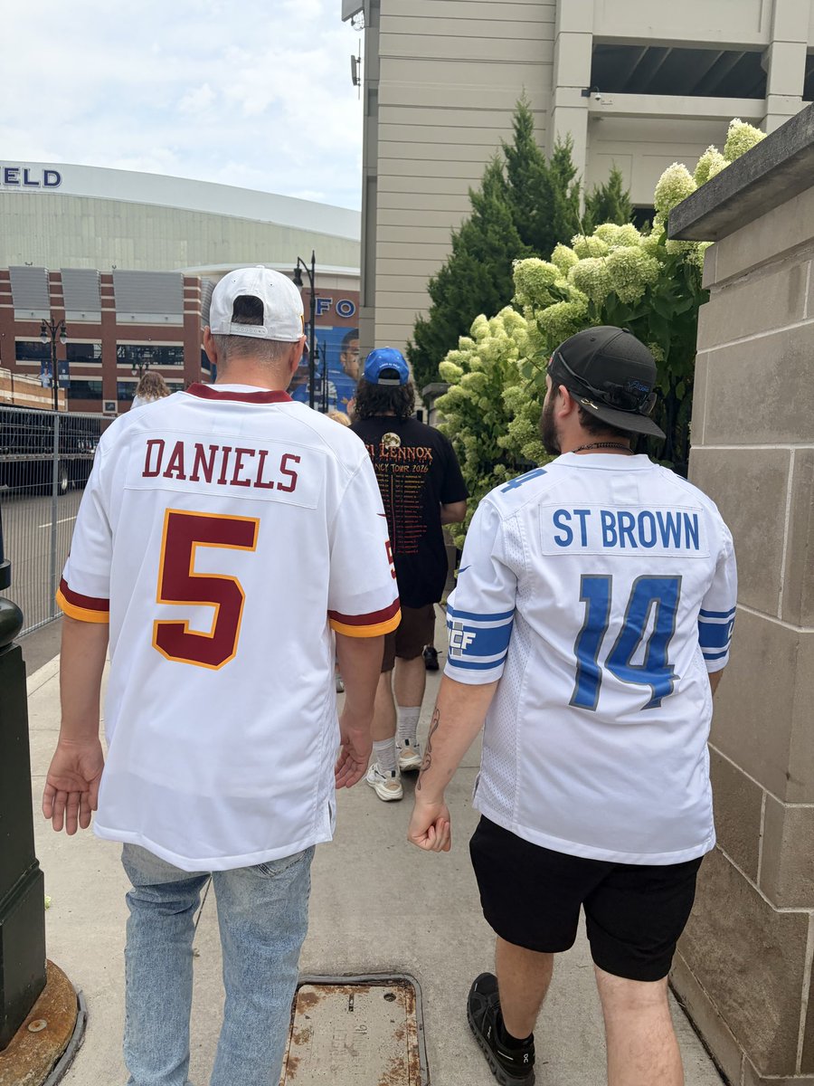 ethompsonhttr's tweet photo. ♥️💛 It’s football season 💛♥️ https://t.co/pX2bx1BpWl