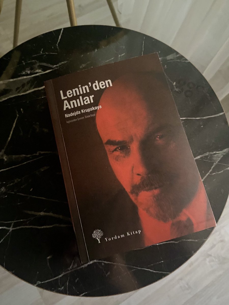 vyprobis's tweet photo. birkac gündür okuduğum kitap. devrime giden yolu, leninin sadece teorik yönü değilde duygusal süreçlerini, parti içi bölünmeleri, örgütün yer altı donemleri, uzun sürgün yılları, bolşeviklerin örgütlenme stratejilerini ve bu süreçte lenini bir insan olarak anlamak için okunmalı. https://t.co/B1bwTJQrm5