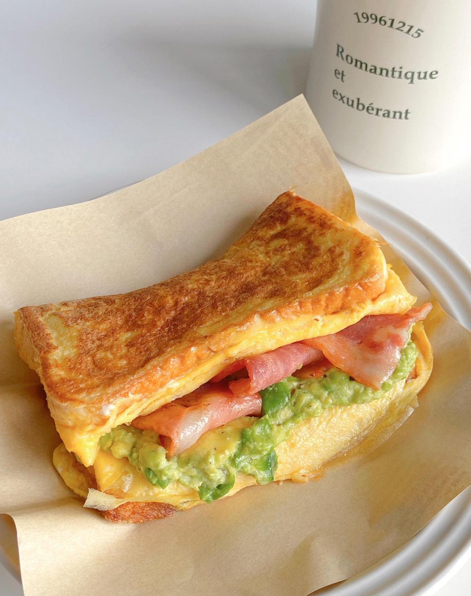 eunjungbkqxfm2e's tweet photo. Un desayuno rápido y delicioso: tostada con aguacate y un café caliente! ， https://t.co/I8Cbh2vcuG