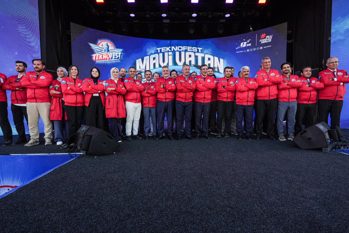 _cevdetyilmaz's tweet photo. 📍 Gölcük Tersanesi Komutanlığı

Milli festivalimiz, Milli Teknoloji Hamlemizin denizlerdeki güçlü yansıması TEKNOFEST Mavi Vatan 2026 programının kapanışını, Türkiye Teknoloji Takımı Vakfı Mütevelli Heyeti ve TEKNOFEST Yönetim Kurulu Başkanı Sayın @Selcuk ile birlikte vatandaşlarımızın büyük ilgisi ve coşkusuyla gerçekleştirdik.

Barbaros’lardan Piri Reis’lere, Çanakkale’den Kıbrıs Barış Harekâtı’na uzanan köklü denizcilik mirasımızın milli teknolojiyle buluştuğu Gölcük’te; gençlerimizin vizyonu, heyecanı ve üretme azmi geleceğimize olan güvenimizi daha da artırdı.

Cumhurbaşkanımız Sayın @RTErdogan’ın liderliğinde Mavi Vatan’daki gücümüzü, Milli Teknoloji Hamlemizi ve tam bağımsız savunma sanayii hedefimizi daha da ileriye taşıyacağız.

Bu gurur tablosunda emeği bulunan başta Milli Savunma Bakanlığımız, Türkiye Teknoloji Takımı Vakfımız ve Sayın Selçuk Bayraktar olmak üzere tüm kurumlarımıza teşekkür ediyor; yarışmalara katılan gençlerimizi ve ödül kazanan takımlarımızı gönülden kutluyorum.

🌊🇹🇷⚓️ #TEKNOFESTMaviVatan