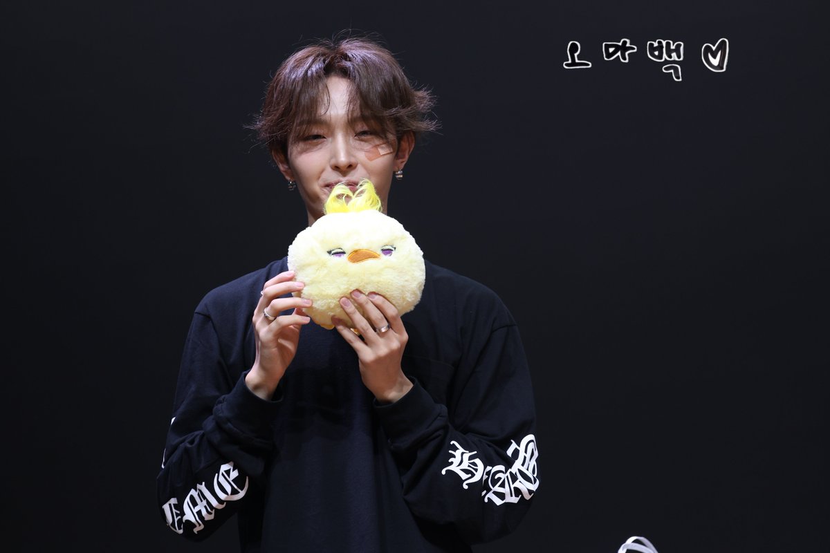 ohmabaek's tweet photo. 260823 퍼스트뮤직 

완전 똑같아 😁😁 하트~~ 🧡🧡🧡

#엔티엑스 #시하 #NTX #XIHA https://t.co/rG6CJnO8Mj
