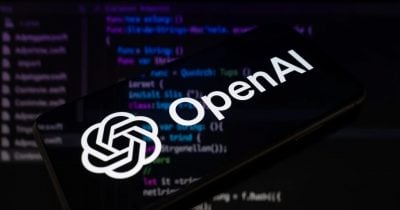 0xhe4ler's tweet photo. Kebijakan fiskal pemerintah Amerika Serikat kembali menjadi pendorong utama dinamika pasar aset kripto. Berdasarkan verifikasi silang terhadap laporan terkini dari CryptoBriefing dan CoinDesk, operasi pembelian kembali surat utang (treasury buyback) oleh Departemen Keuangan AS telah memicu perluasan likuiditas makroekonomi yang secara langsung mempengaruhi sentimen pasar, khususnya pada aset XRP.

Mekanisme treasury buyback berfungsi mengurangi beban utang pemerintah dengan menarik kembali surat utang yang beredar. Secara teknis, langkah ini menurunkan biaya pinjaman jangka panjang dan meningkatkan ketersediaan likuiditas di sistem keuangan tradisional. Ketika likuiditas global meluas, aset berisiko tinggi seperti kripto historis menunjukkan korelasi positif terhadap inflow modal. Data pasar menunjukkan XRP mencatatkan potensi kenaikan mingguan terbesar dalam periode dua puluh satu bulan terakhir, didorong oleh ekspektasi stabilisasi kondisi makro tersebut.

Sejumlah pihak di kalangan pasar menyebut fenomena ini sebagai bentuk “kurva kontrol” terhadap volatilitas kripto. Klaim tersebut perlu dipisahkan antara observasi likuiditas aktual dan spekulasi pergerakan harga. Laporan menyebutkan bahwa kebijakan fiskal AS kini semakin cepat diterjemahkan ke dalam aliran dana ke ekosistem digital. Penurunan biaya pinjaman berpotensi mengalihkan sebagian alokasi modal dari instrumen tradisional ke aset kripto, mengingat rendahnya yield pada surat utang jangka pendek pasca-restrukturisasi likuiditas.

Dampak kebijakan fiskal terhadap pasar kripto bukan lagi hal baru, namun kecepatan transmisi likuiditas dari transaksi treasury ke bursa terdesentralisasi maupun terpusat menunjukkan pergeseran struktur pasar. Investor ritel dan institusi kini lebih sensitif terhadap pengumuman Departemen Keuangan AS dibandingkan indikator makroekonomi konvensional lainnya. Pemantauan ketat terhadap arus kas institusional dan volume perdagangan menjadi krusial ketika kebijakan fiskal berubah arah.

Sifat pasar kripto yang masih bergantung pada siklus likuiditas global membuat setiap intervensi kebijakan fiskal utama berpotensi memperbesar fluktuasi harga dalam jangka pendek. Pergeseran sensitivitas pasar terhadap kebijakan Departemen Keuangan AS menandai konsolidasi struktur pasar, di mana aliran likuiditas makroekonomi kini menjadi faktor penentu utama volume perdagangan aset kripto.

Sumber: CryptoBriefing, CoinDesk
Bukan saran finansial. DYOR.