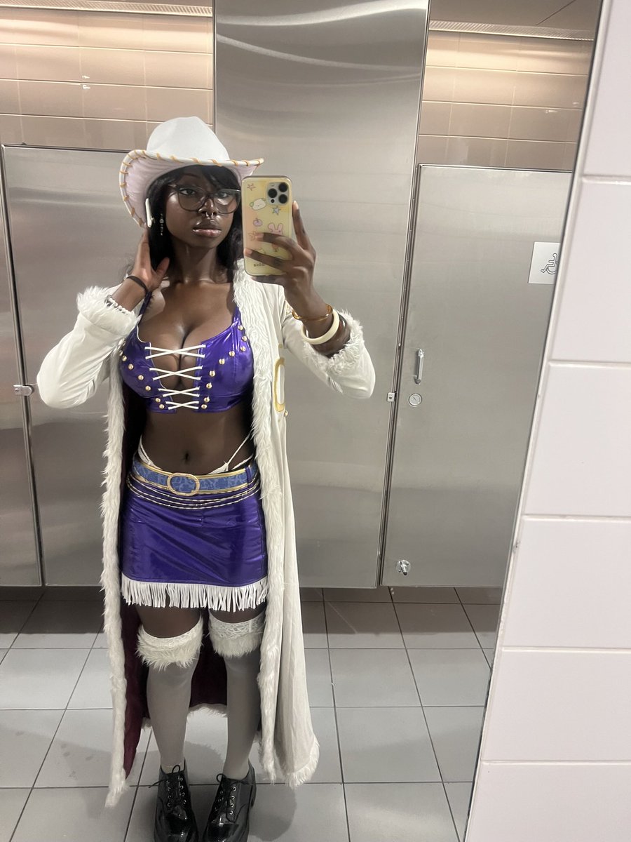 luvsuccubuz's tweet photo. bello i barely took any pictures but i was nico robin for anyc on friyay :3 https://t.co/qwwKLBMjHc