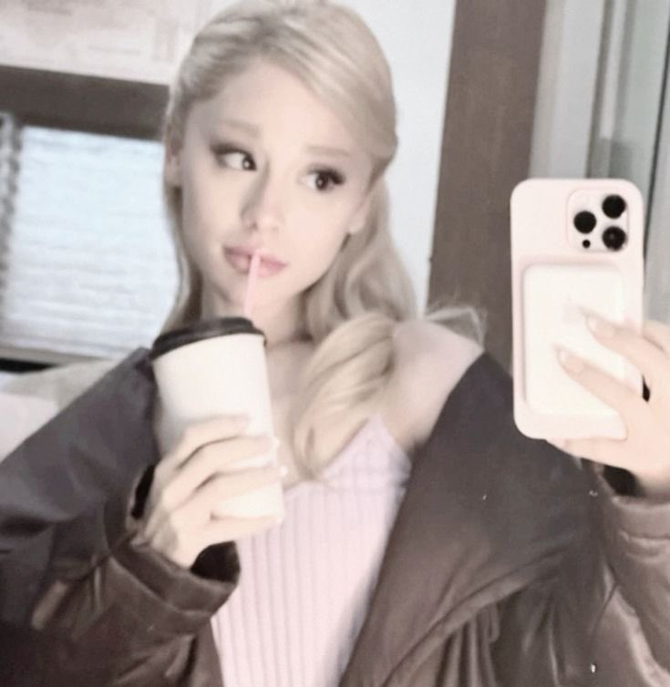 franiestt's tweet photo. < ariana grande 3 https://t.co/WXtArfCyb5