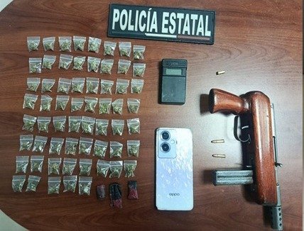 SS_Edomex's tweet photo. En el municipio de #Tlalmanalco, en el marco del #OperativoArgos, policías estatales detuvieron a un sujeto por hechos con apariencia de delitos contra la salud y portación de arma de fuego; en la acción decomisaron aparentes estupefacientes.

🔵☎️ Si te encuentras en situación de riesgo, llama al 9️⃣-1️⃣-1️⃣.