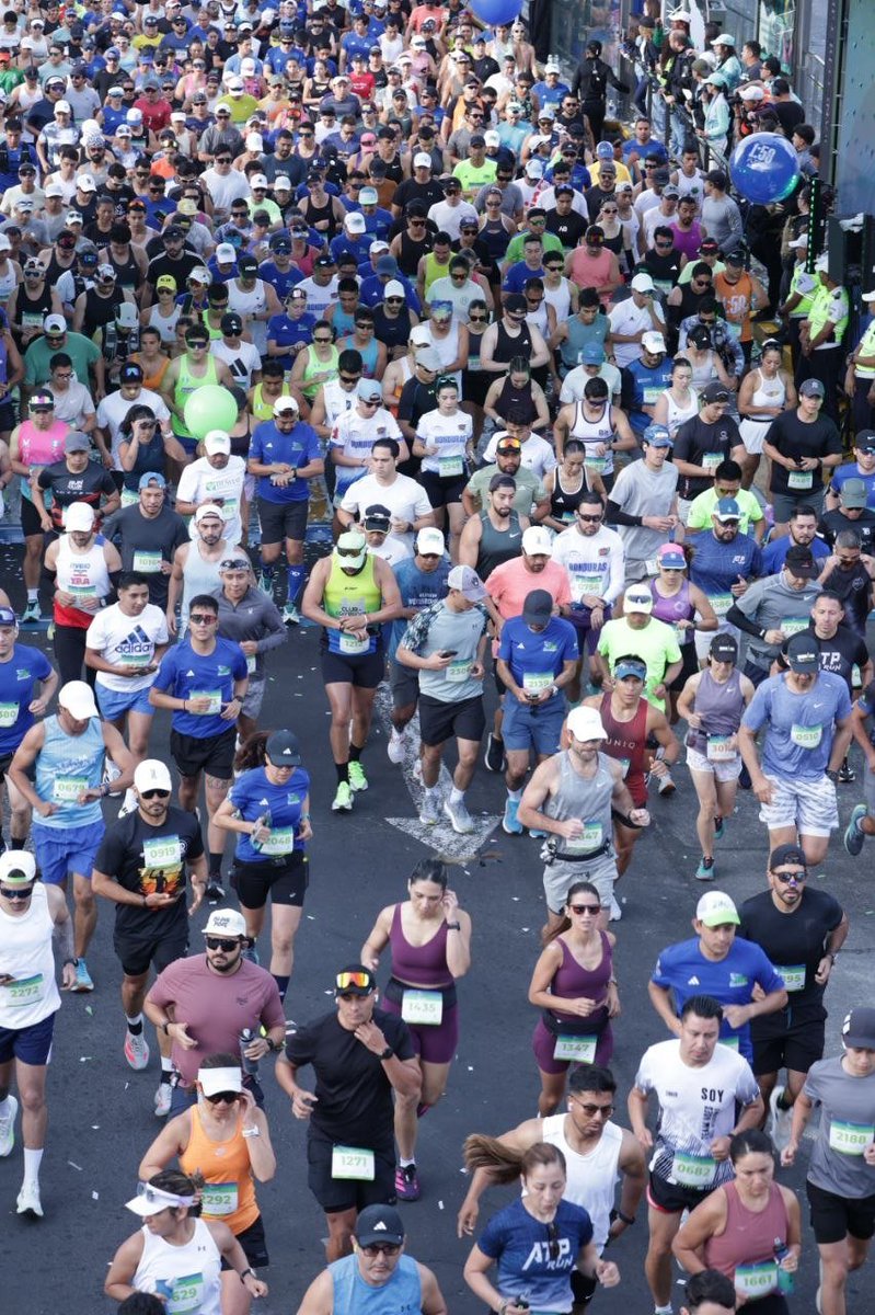 CoronaVirusGT's tweet photo. Mientras algunos corren 42 km en 2:31,
yo pierdo 2:40 para hacer 9 km en carro de lunes a viernes. 

Ciudad del futuro confirmada: el peatón ya le gana al tráfico. https://t.co/FkyLgGnIrO