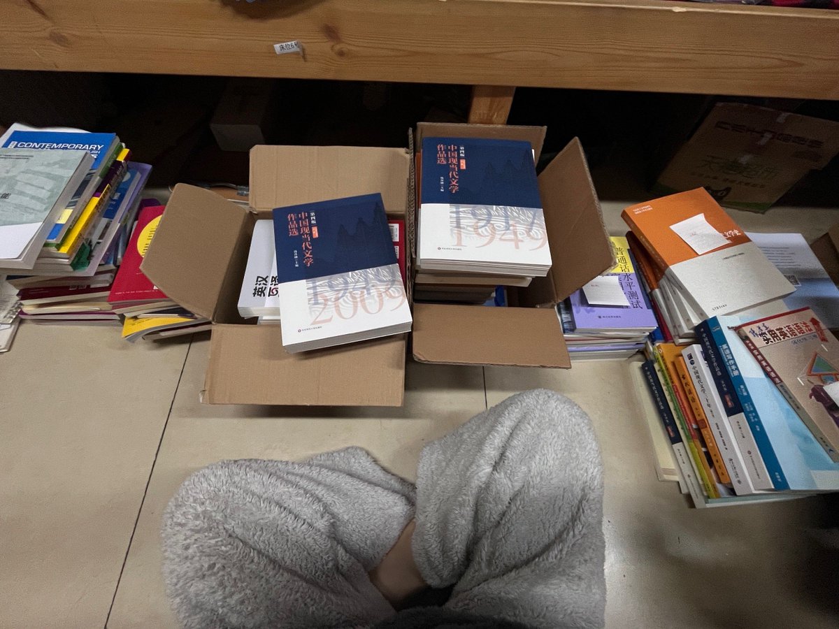 Weizhou520's tweet photo. Tired of messy old stuff cluttering your space Spend 20 mins sorting your old books, clothes or decor today—give unwanted items a new home or donate them, your tidy room will thank you!， https://t.co/wPAbLuVg5R