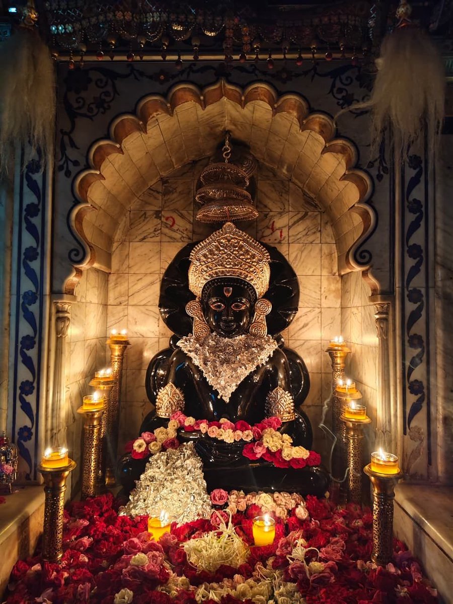 ujju_the_gujju's tweet photo. ॐ ह्रीं अर्हम् श्री विघ्नहरण अंतरीक्ष पार्श्वनाथाय नमः

श्री अंतरीक्ष पार्श्वनाथ दादा के आज के  दर्शन
23-08-2026 https://t.co/lJ561kUPrg