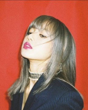 BLalisalia's tweet photo. Lisa start the trend since 2019 https://t.co/wcOMZJU7Nn
