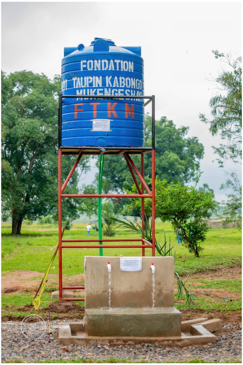 MundaWaMunda8's tweet photo. Pendant que d’autres investissent dans des villas en Europe, le public observe la différence d'engagement. L’honorable Questeur du Sénat Taupin Kabongo Mukengeshayi fait le choix du pragmatisme en offrant de l'eau potable à sa base. Face aux critiques stériles de « l'empire du mal », sans propositions concrètes ni la moindre petite réalisation sur le terrain, les actes parlent d'eux-mêmes. Critiquer est à la portée de tous ; bâtir chez soi pour les siens reste le vrai défi.
Avec le meilleur Coordonnateur National #LAURENT_MAYELE
#TKM #Bilembo