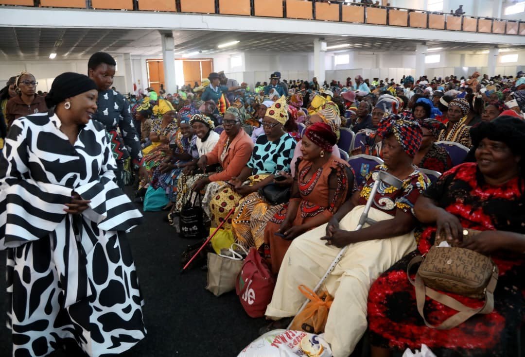 ProMap2000's tweet photo. Bulawayo women turned out in colourful doeks and zambias for the Doek Drive, celebrating culture, dignity and unity across generations. First Lady Dr Auxillia Mnangagwa commended the remarkable turnout and commitment to preserving Zimbabwean heritage. 
AsakhiZim 
VakayakaZim https://t.co/V7yRhBuuyB