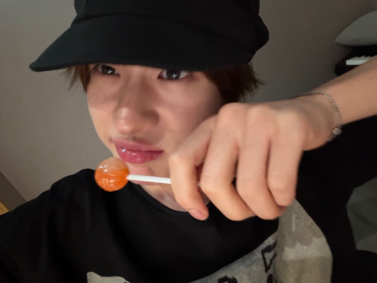 warmhued's tweet photo. I want to give him life. I want to die for him https://t.co/zf3NRhWKFv