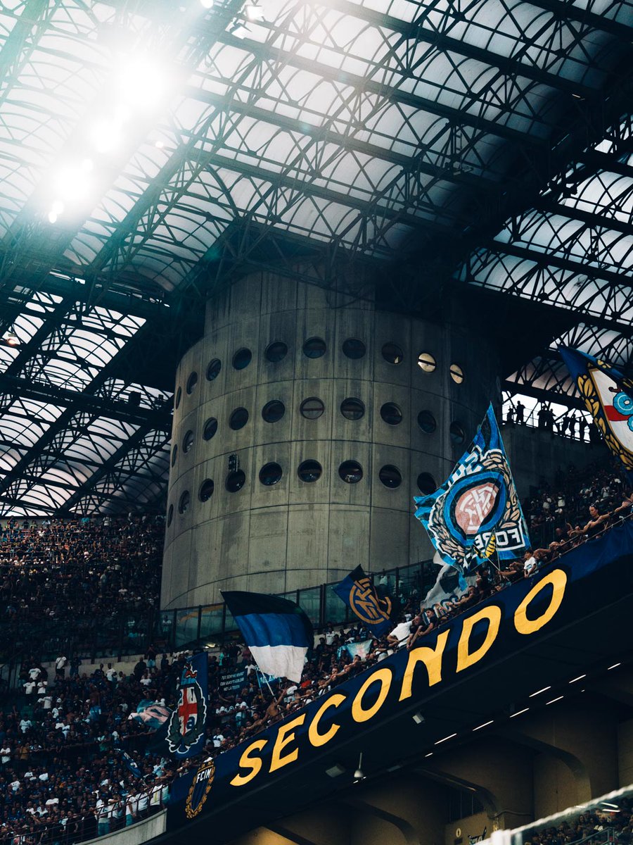 samliamcornish's tweet photo. Glad to be back at it... New work from last night at San Siro for @Inter v @ACMonza 🖤💙📸

@SerieA @Inter_en https://t.co/0vP9n2n4gd