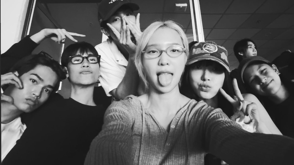 88underscore's tweet photo. Amazing night✨
🤟🏻😜🤟🏻😜
🥰🫶🏻🥰🫶🏻

#janjingjing #janhae #jingjingyu 
#PondPhuwinConcertD3 https://t.co/qHdNcO7wny