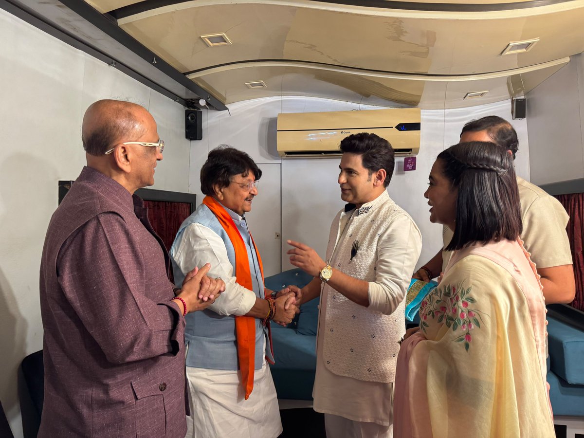 KailashOnline's tweet photo. आज इंदौर में देश के सुप्रसिद्ध गीतकार एवं लेखक श्री मनोज मुंतशिर जी से आत्मीय भेंट हुई। इस अवसर पर उनसे विविध विषयों पर सार्थक संवाद हुआ। 

मनोज जी अपने नाट्य शो ‘राधा से रणभूमि तक’ की प्रस्तुति के लिए इंदौर पधारे हैं। यह शो अनुपम है, इसमें भगवान श्रीकृष्ण जी की अनकही यात्रा जीवंत हो ���ठती है।