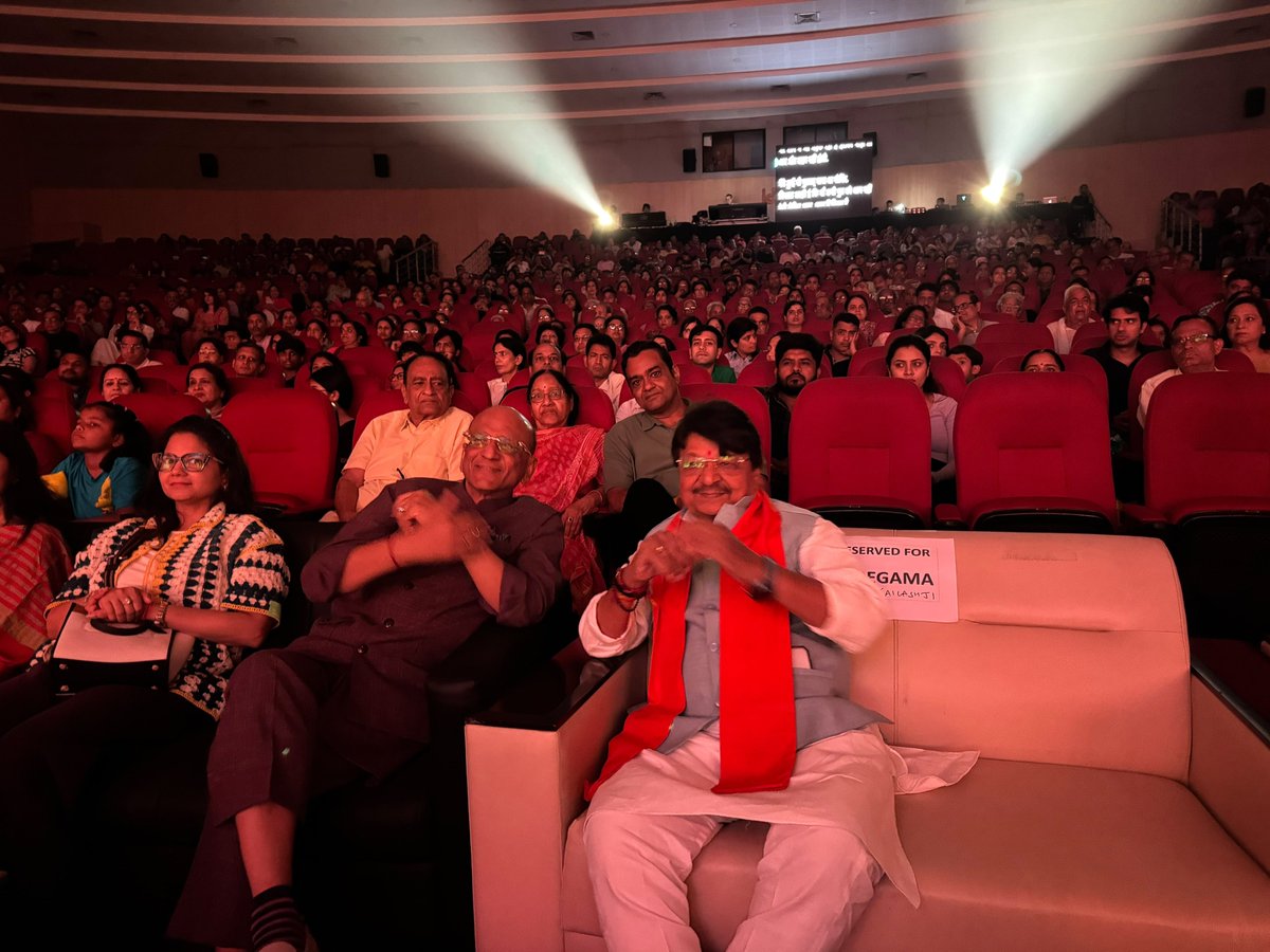 KailashOnline's tweet photo. आज इंदौर में देश के सुप्रसिद्ध गीतकार एवं लेखक श्री मनोज मुंतशिर जी से आत्मीय भेंट हुई। इस अवसर पर उनसे विविध विषयों पर सार्थक संवाद हुआ। 

मनोज जी अपने नाट्य शो ‘राधा से रणभूमि तक’ की प्रस्तुति के लिए इंदौर पधारे हैं। यह शो अनुपम है, इसमें भगवान श्रीकृष्ण जी की अनकही यात्रा जीवंत हो ���ठती है।