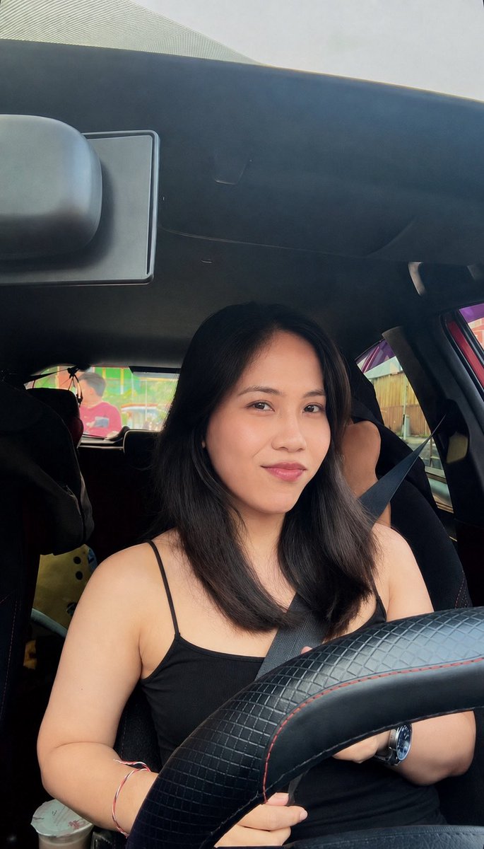 DSaviraaaaa's tweet photo. enak nya kalo lagi bawa mobil tuh bisa tanktopan gini di dalem, cuma ga enak nya macet bgttt jalanan :( https://t.co/eYdEZrmUT7