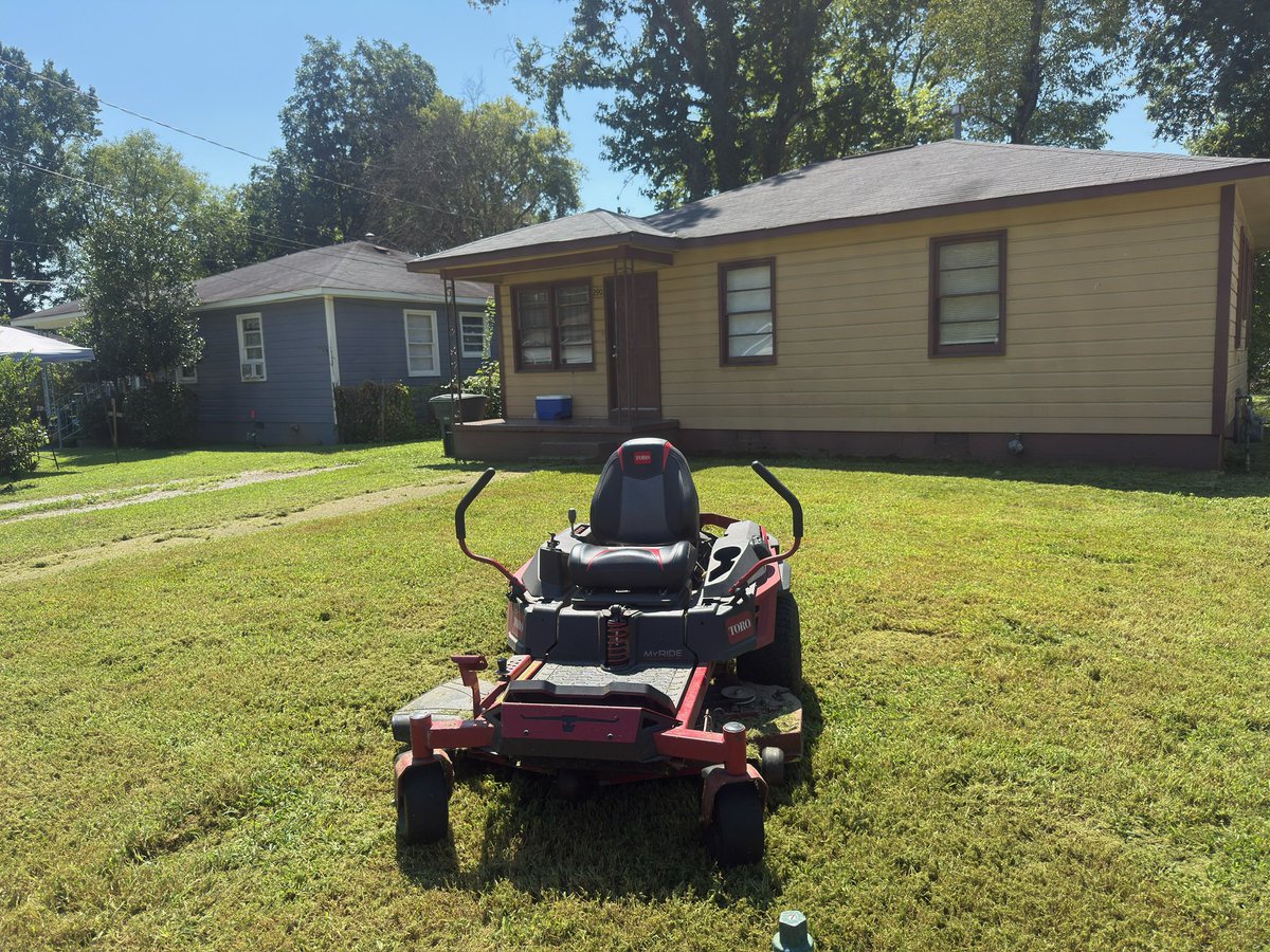 iamrodneysmith's tweet photo. This morning I had the pleasure of mowing Ms. Holders lawn . She left for church , but when she returns , she will return to a freshly mowed lawn . Making a difference , one lawn at a time . https://t.co/tjqGGLX1Ro