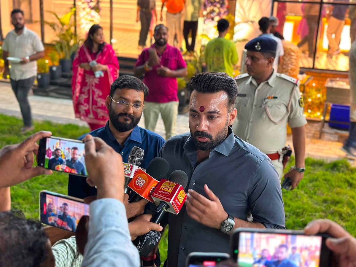 Rajeshverma_LJP's tweet photo. आज भागलपुर में बड़े भाई नितेश संथालिया जी की बेटी के जन्मोत्सव समारोह एवं बड़े शहरों की तर्ज पर नवनिर्मित उनके रिसोर्ट द चिन्मय ग्रैंड के उद्घाटन समारोह में शामिल होकर उन्हें बधाई एवं शुभकामनाएँ प्रेषित किया,साथ हीं मौके पर उपस्थित अभिभावकों का आशीर्वाद भी प्राप्त किया ।

#Rajeshverma #Bhagalpur 
#LJPRamVilas