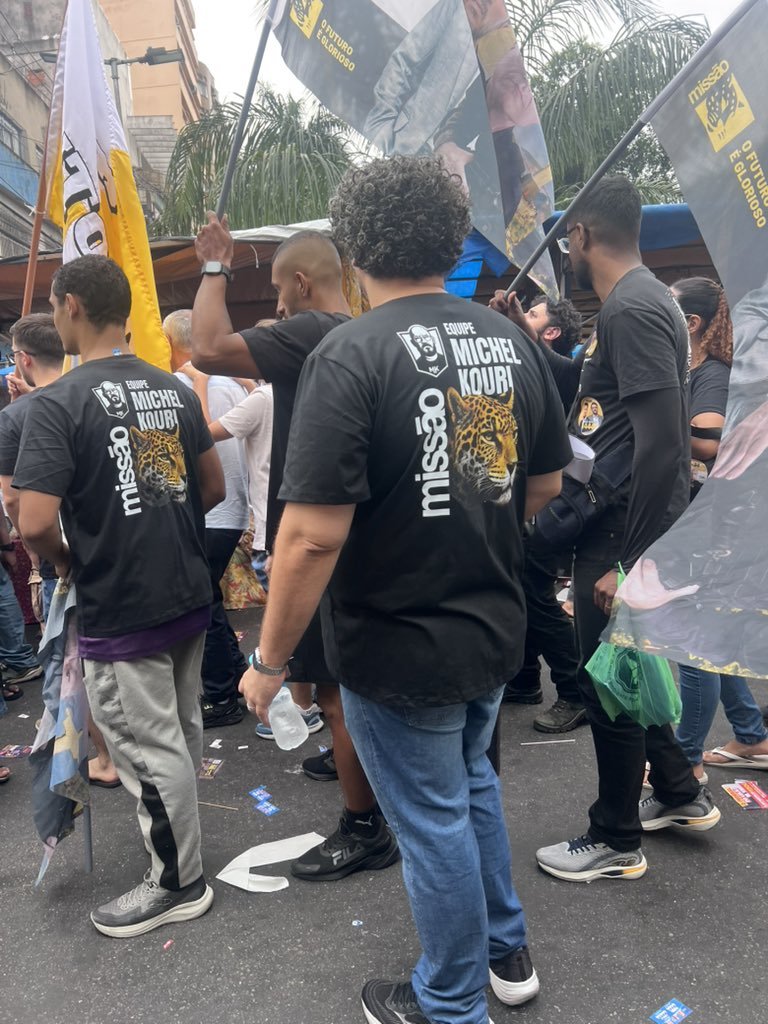 morramh0mens's tweet photo. essa é pra quem disse que mulher esquerdista de 1.65 e filha de pais sindicalistas e graduanda em relações internacionais não podia participar da passeata do renan santos https://t.co/Ynr2IXXTAG