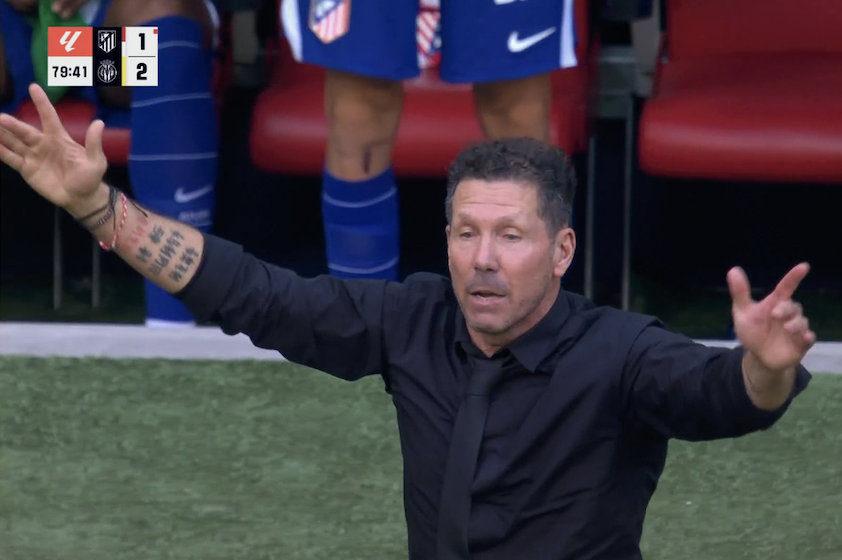 TouchlineX's tweet photo. 📸 - This Atlético Madrid match is a PURE CLASSIC!

• Two penalties for Villarreal
• One red card for Atlético Madrid
• Staff members getting a yellow card
• Diego Simeone losing it
• Julian Alvarez getting whistled every second https://t.co/66veG4DdWI