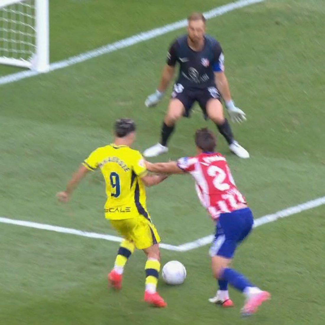 AtletiOnTop's tweet photo. Nos acaban de pitar un penalti por ESTO cuando ya había tirado Mikautadze, es lamentable.
Es la liga más corrupta del mundo https://t.co/paEstKHmVX