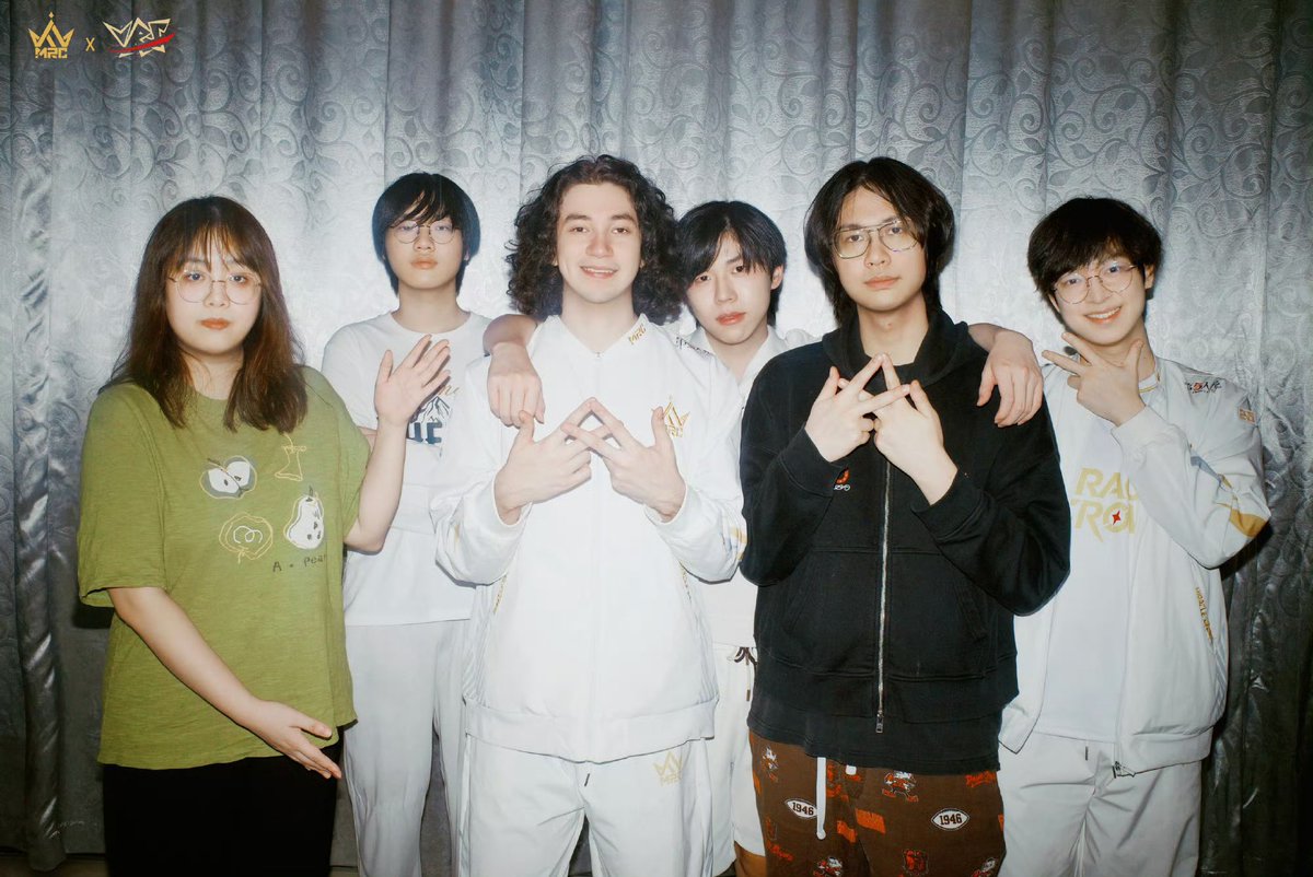 HONEZAM's tweet photo. 【MRC戦隊 公式公告】

この不完全なピリオドが打たれたとき、私たちは突然、この夏の「奇跡」の物語が終わったのだと気づかされました。
この夏の私たちの物語を、どう語ればいいでしょうか。出会い、迷い、衝突と調整、何度もやり直したこと、そして悔しさと別れ。
今シーズンを振り返ると、まるで最初から運命の伏線が張られていたかのようでした。病気、メンバーチェンジ、コンディションの低迷。最初の敗北の後に交わされた激しい議論は、次第に静けさへと変わっていきました。私たちは何度だってやり直す勇気を持っていますが、その勇気は本当に貴重なものでした。
サバイバー陣営が振るわなかった時、BaiLuは「大丈夫、俺が取り返してくる」と言いました。 XiaoDがコンディションを調整していた期間、Nanako、HuaC、XiaoX、Redは交代でXiaoDに「新たな策」を模索し、Mort1sもいつも「XiaoD、もう一回練習しよう」と声をかけていました。 BaiLuが自身のミスで自分を責めていた時、HengHコーチは彼を部屋から引っ張り出し、時間をかけて話しをして、彼の悲しみを「呆れ交じりの平静さ」へと変えてあげました。 Kokoが久々の試合復帰で緊張のあまり無口になっていた時、みんなは彼が笑い出すまでKoko、緊張すんなって」「Koko、もしかして緊張してる？」と何度もわざと弄り続けました。 HengHがチームの敗北を自分の責任だと感じて一晩中眠れずにいた時、NanakoとXiaoXは「コーチ、僕たちを信じて」と伝えました。 チームが沈黙に包まれた時、XCにも決まってやるべきことがありました。意気消沈しているメンバーに気づいては、重みのある“愛のスキンシップ”で重苦しい雰囲気を吹き飛ばし、チームのために問題を分析してくれました。
「もう一度やり直す勇気」を持つことは、それほど難しいことではなかったのかもしれません。
やがて私たちは、親しくもどこか新鮮な旧友——太平洋の向こう側からの贈り物であるSprintzerを迎え入れました。
彼は「MRCを選んだのは、とてもフレンドリーなチームだと思ったから」と言ってくれました。まるで最初から家族だったかのように、言葉が通じなくても友情の芽が確かに芽生えていきました。
ボイスチャット越しにSprintzerがHengHへ「この試合、勝ちに行ってチームのプレッシャーを減らしたい」と言った時、HengHは切迫したBP以外の合間を縫って、「練習通りにやれば絶対に大丈夫、信じてるからプレッシャーを感じないで」と何度も何度も語りかけました。 Sprintzerがプレイの振るわなさに自責していた時、Kokoは「英語で『大丈夫』ってなんて言うの？」とこっそり周りに尋ねていました。 Sprintzerが4吊りを決めてステージから降りてきた時、XCは控え室で彼を固く抱きしめ、MRCの温もりを伝えました。誰もが限られた語彙力を絞り出し、このチームにたくさんの思いやりと愛を注いでいたのです。
「あと一歩だったのに」 「俺がもっと上手ければ」 「今回のプレイはひどかった」 「チャンスを掴むべきだったのに」 「僕たちはもっとうまく戦えたはずだ」
これほど多くの困難を経験しながらも、チームがこれほどのしなやかさと闘志を持ち続けていたとは、そしてこの「限定チーム」の物語が、この夏の終わりとともに唐突に幕を閉じるとは、思いもしませんでした。
今思えば、「小満勝万全（満たされきらない事こそが、完璧以上の価値を持つ）」だったのかもしれません。
きっと、この夏を、そしてこのようなMRCを振り返る時、少しの悔しさを伴うのは避けられないのでしょう。ですが「未完成」だからこそ無限の可能性という希望が抱けますし、「余白」があるからこそ、この物語はより深く心に刻まれるのです。

悔しさは、この夏の終わりに置いていきましょう。ファンの皆さまの期待とご支援を胸に、私たちは再び立ち上がる勇気を探しに行きます。どうかご安心ください、奇跡の物語はまだ終わっていません。MRCはどこまでもMRCであり、私たちはこれからもずっとMRCであり続けます。

https://t.co/5R4rpdGjjj