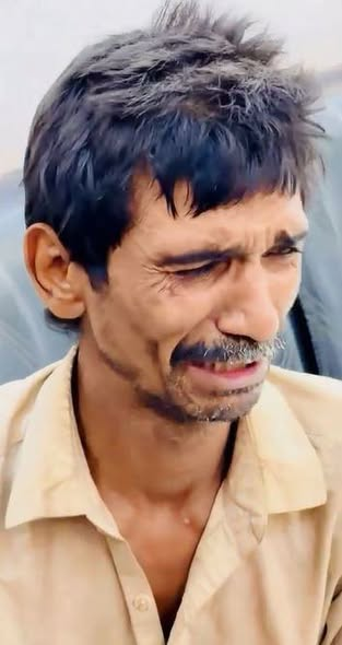 MariaBalochPK's tweet photo. بیوی نے آشنا اور آشنا نے پولیس کی مدد سے اس لاہوری کا وہ حشر کیا کہ آپ بھی پریشان ہو جائیں گے ۔۔۔۔۔ 3 بچوں کے باپ اس محنت کش کا قصور صرف کمزور اور بے بس ہونا تھا ، بیوی نے آشنا بنایا ۔ اور کئی کئی روز کے لیے اسکے ساتھ غائب ہو جاتی جب اس نے احتجاج کیا اور بیوی کو روکا ٹوکا تو بیوی دشمن بن گئی ، اس نے آشنا کو مائل کر لیا  کہ اس کا ایسا بندوبست کرو کہ کچھ کہنے سننے کے قابل ہی نہ رہے ، بیوی کے آشنا نے اس پر جھوٹا مقدمہ درج کروایا پولیس اسے تھانے لے گئی 4 دن رات اسے اعتراف کروانے کے لیے پولیس نے خوب رگڑا لگایا اور آخر کار چھوڑ دیا ، پیسے موبائل پولیس نے لے لیے گھرسے قیمتی چیزیں اور بچوں کو ساتھ لے کر بیوی آشنا کے ساتھ کراچی بھاگ گئی ، اب یہ شخص التجا لے کر ایڈووکیٹ ملک فہیم کھوکھر کے پاس آیا ہے کہ وہ اسے انصاف دلائیں ، دیکھیں اب کھوکھر صاحب اس مجبور شوہر کی کیا مدد کرپاتے ہیں