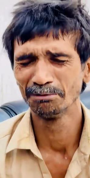 MariaBalochPK's tweet photo. بیوی نے آشنا اور آشنا نے پولیس کی مدد سے اس لاہوری کا وہ حشر کیا کہ آپ بھی پریشان ہو جائیں گے ۔۔۔۔۔ 3 بچوں کے باپ اس محنت کش کا قصور صرف کمزور اور بے بس ہونا تھا ، بیوی نے آشنا بنایا ۔ اور کئی کئی روز کے لیے اسکے ساتھ غائب ہو جاتی جب اس نے احتجاج کیا اور بیوی کو روکا ٹوکا تو بیوی دشمن بن گئی ، اس نے آشنا کو مائل کر لیا  کہ اس کا ایسا بندوبست کرو کہ کچھ کہنے سننے کے قابل ہی نہ رہے ، بیوی کے آشنا نے اس پر جھوٹا مقدمہ درج کروایا پولیس اسے تھانے لے گئی 4 دن رات اسے اعتراف کروانے کے لیے پولیس نے خوب رگڑا لگایا اور آخر کار چھوڑ دیا ، پیسے موبائل پولیس نے لے لیے گھرسے قیمتی چیزیں اور بچوں کو ساتھ لے کر بیوی آشنا کے ساتھ کراچی بھاگ گئی ، اب یہ شخص التجا لے کر ایڈووکیٹ ملک فہیم کھوکھر کے پاس آیا ہے کہ وہ اسے انصاف دلائیں ، دیکھیں اب کھوکھر صاحب اس مجبور شوہر کی کیا مدد کرپاتے ہیں