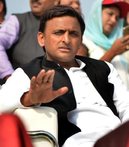 Sanatni251189's tweet photo. जनता आपके झूठ को अच्छी तरह पहचानती है 
@yadavakhilesh
 जी ! दो साल पहले लोकसभा चुनाव में भी आरक्षण खत्म होने का डर दिखाया था, आज भी आरक्षण जस का तस है। सच तो यह है कि आरक्षण के नाम पर आपने सिर्फ अपने परिवारवाद का आरक्षण मजबूत किया। सैफई परिवार इस बार पूरी तरह साफ होगा। योगी आदित्यनाथ जी के नेतृत्व में तीसरी बार सुशासन वाली सरकार बनेगी!