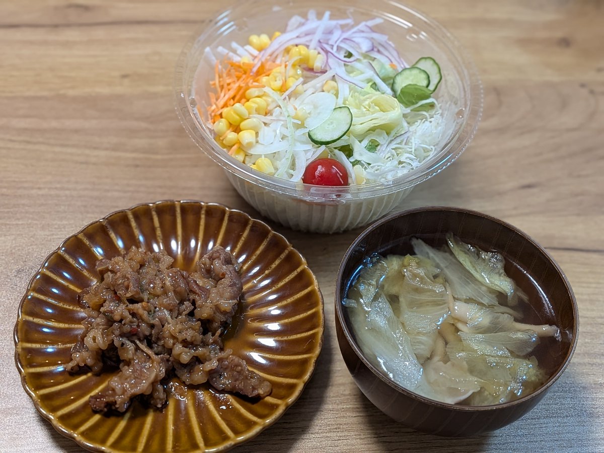teasla3's tweet photo. 今夜はご飯が無限に進む甘辛お肉！✨
彩り豊かなたっぷりサラダと、キャベツときのこの温まるスー���を合わせて栄養バランスもバッチリ🤤
パック野菜も賢く活用してサクッと準備完了💯
​#おうちごはん https://t.co/hkg6SkgPkN
