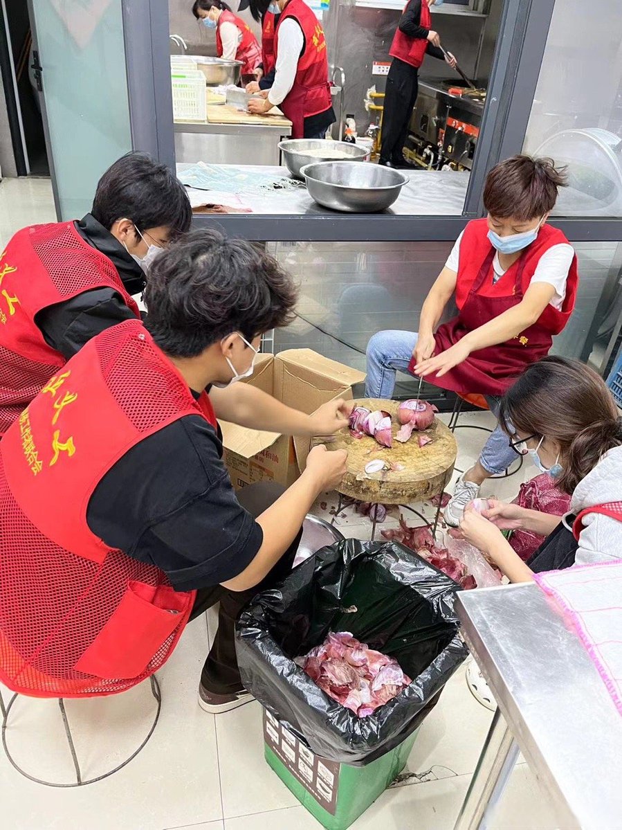 Tiare671's tweet photo. Just finished 4hrs of volunteering at the local community food bank—packed 200 meal boxes for unhoused neighbors. Small acts add up!  #VolunteerLife， https://t.co/O2OY6BZiK8